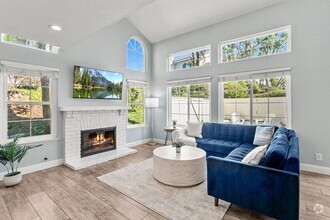 Building Photo - Stylish and FURNISHED 3-Bedroom + Loft Tow...