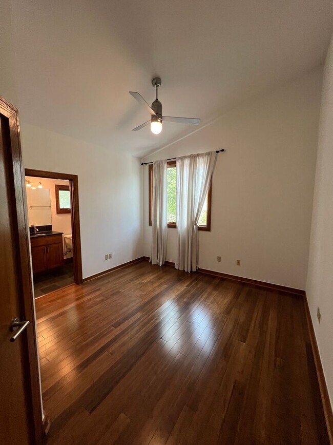 Building Photo - Luxury Home - Close to UT