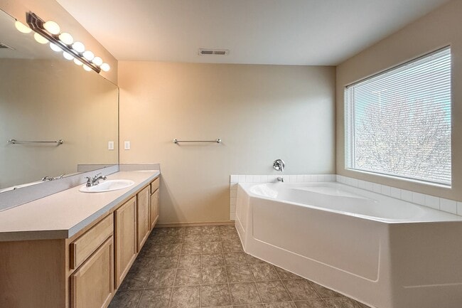 Building Photo - South Richland 4-Bedroom Home With Large Backyard