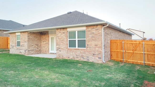 Building Photo - 3 Bedroom 2 Bathroom 2 Car Garage Home in ...