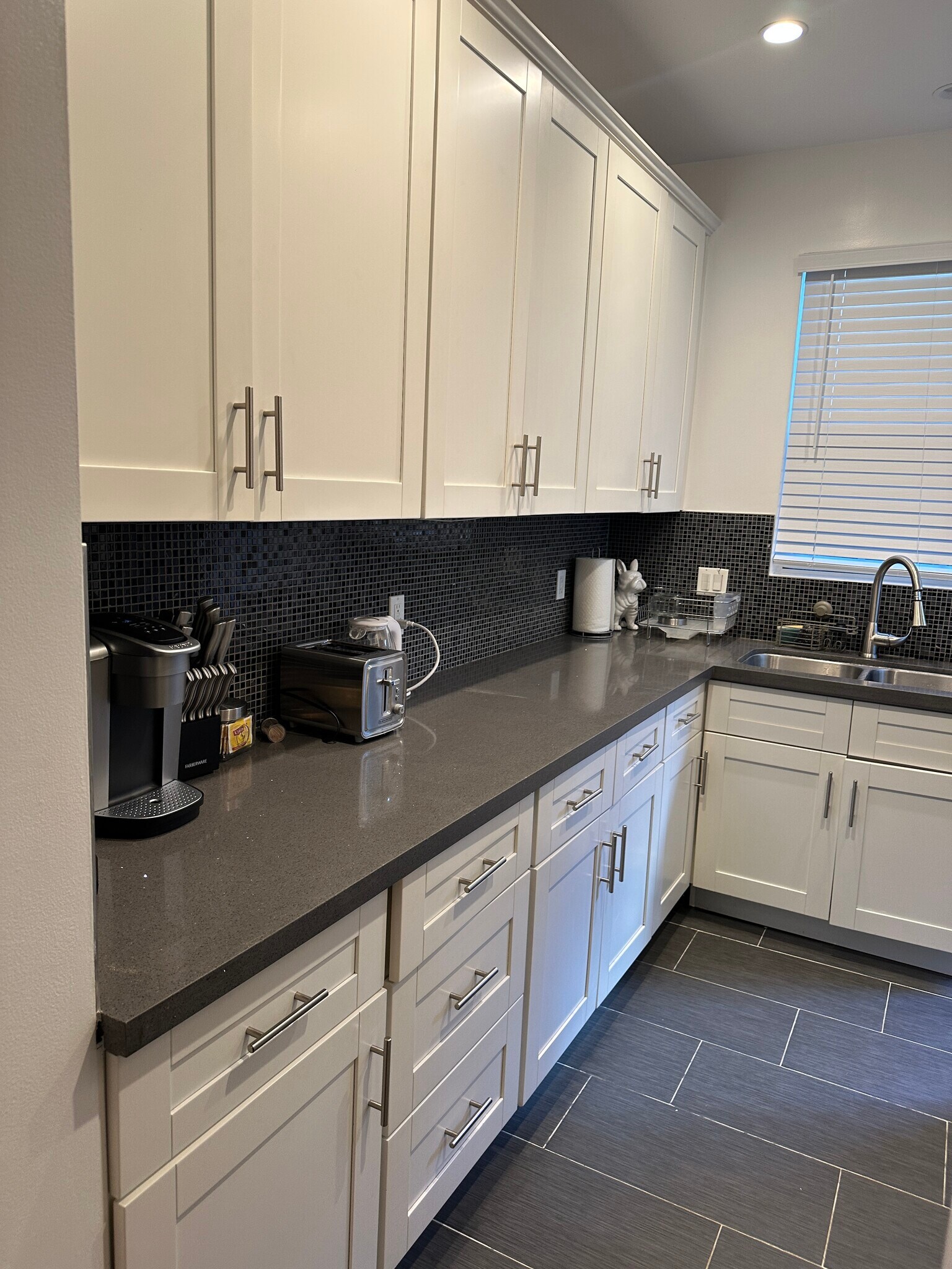 Building Photo - 1416 S Crest Dr