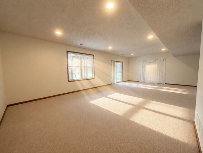 Building Photo - Rare executive rental in chanhassen! 5 beds no upgrade left behind!!!