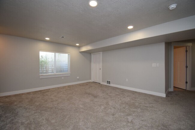 Building Photo - Quiet Family Friendly 4 Bed Home in Bluffdale!!