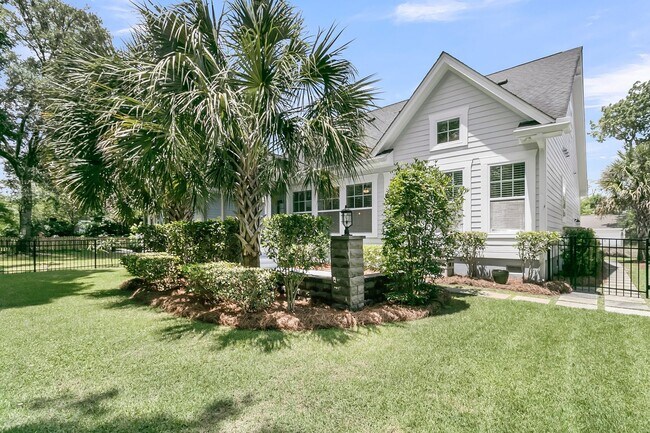 Building Photo - Newly Refreshed Single Story Home in Carol...