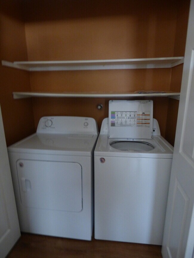 Building Photo - Bright and Clean 2 Bedroom Apartment