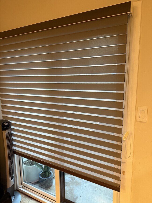 Upgraded sheer blinds overlooking patio - 4130 Porte de Palmas