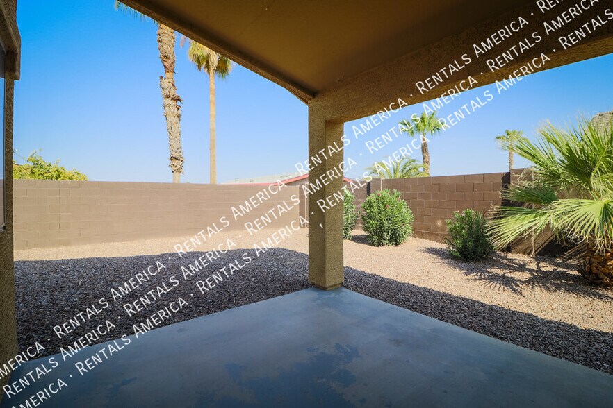 Building Photo - 2033 N Thunderbird Ave
