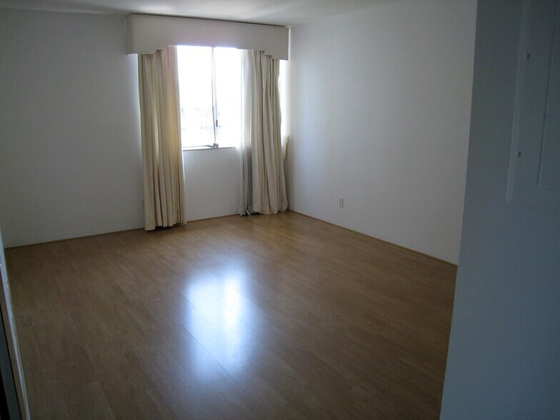 master bedroom - 10747 Wilshire Blvd