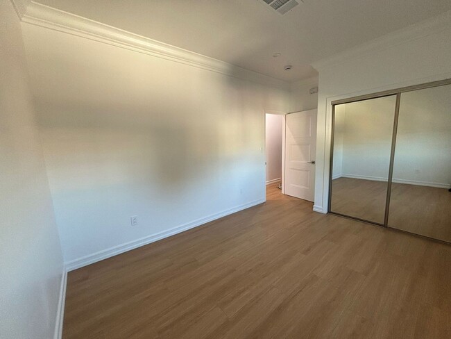 Building Photo - Beautifully Remodeled 3-Bedroom Upstairs H...