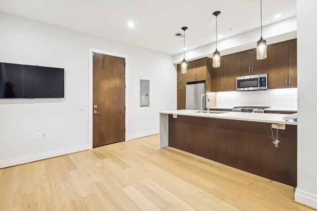 Building Photo - Near NEW 1+1 in NW DC!