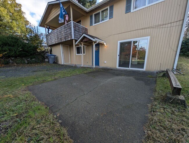 Building Photo - Ianev