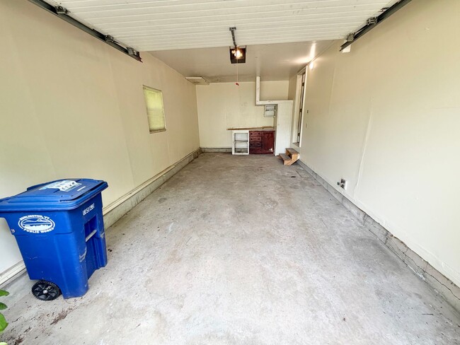Building Photo - 2 Bedroom (+ Office) Home Burlington Available 8/1