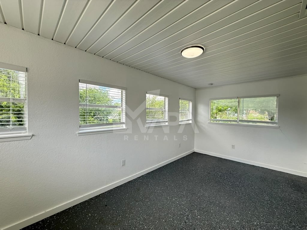 Building Photo - 415 Solar Dr