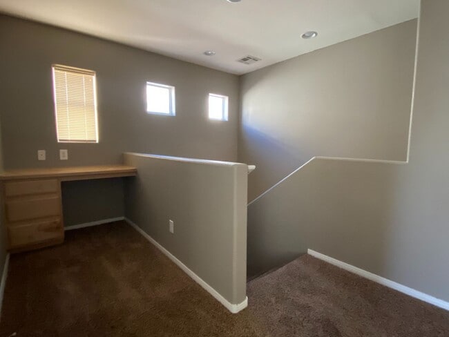 Building Photo - 2 Story 2 brm 2 1/2 bath 1 car garage home