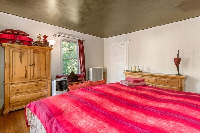 Building Photo - 160 Wibird St