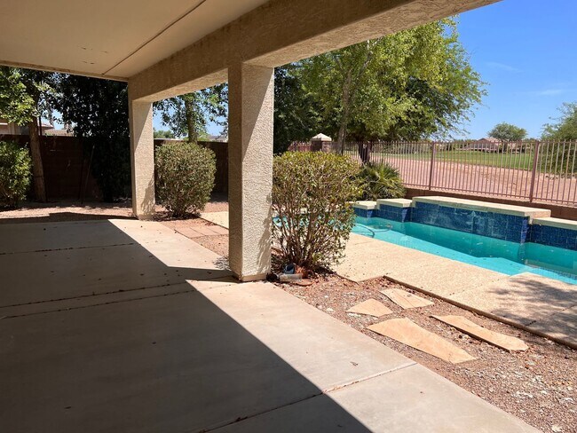 Building Photo - 5 Bed 4 Bath Beautiful Gilbert Home - Gated Community On Golf Course