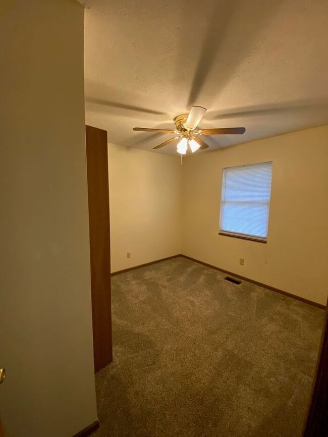 Building Photo - 3 Bdrm Duplex - Country Walk Estates. Pets Welcome!