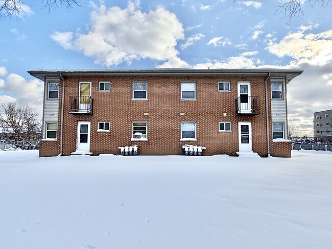 Primary Photo - 2109 Lake Point Dr