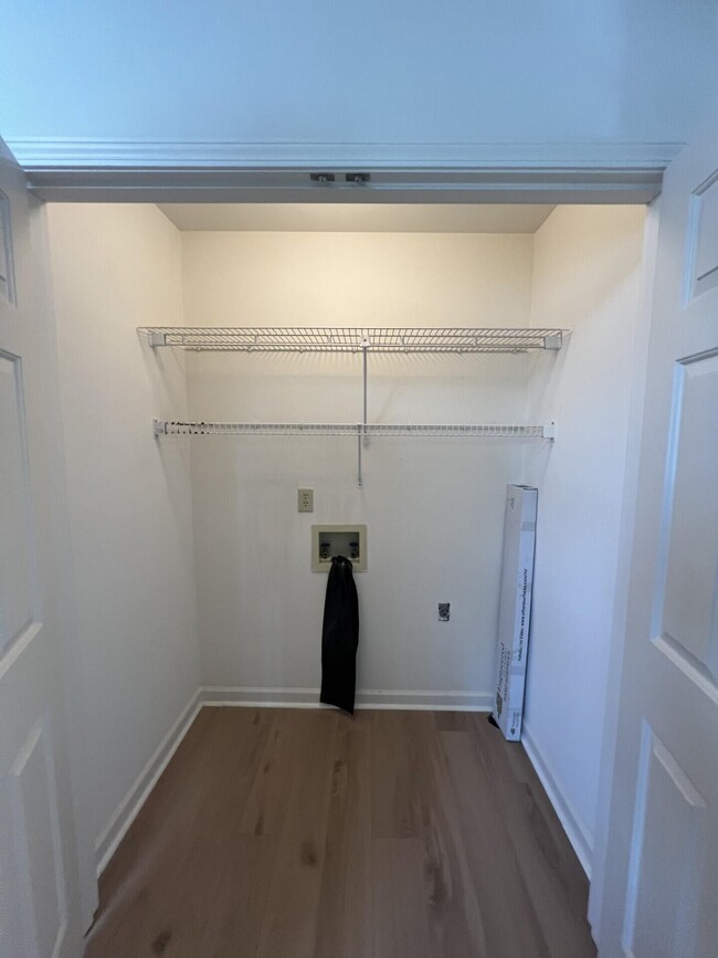 Building Photo - 409 Woodview Dr