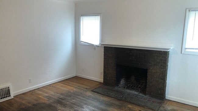 Building Photo - 813 NE A St