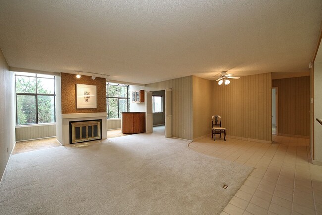 Building Photo - 2Bd/2Ba Mercer Island Condo