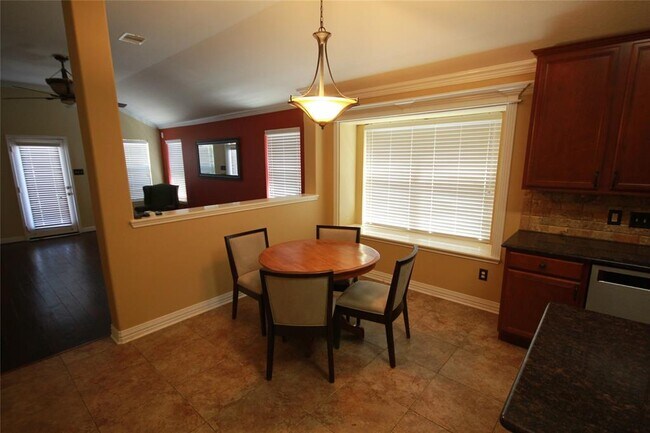 Building Photo - 1306 Colonial Manor Dr