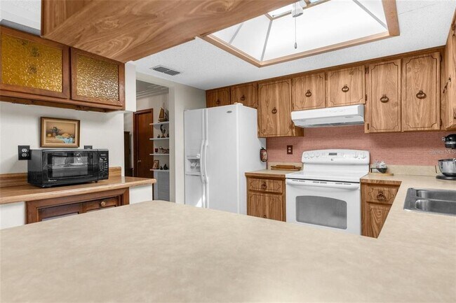 Building Photo - 2072 Maguire Ave