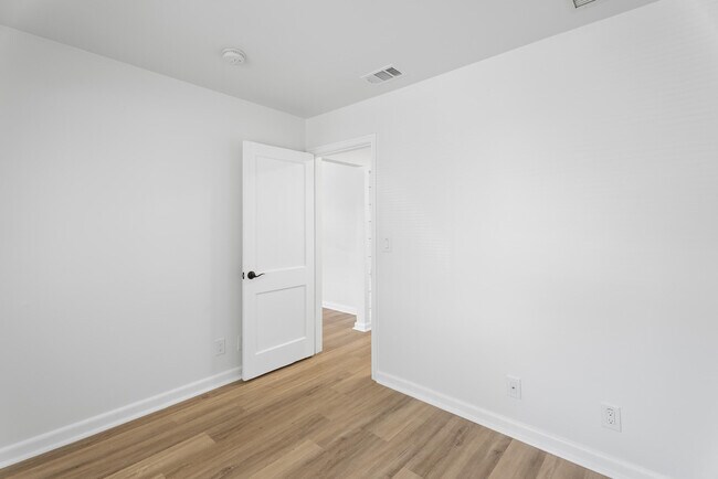 Building Photo - 401 42nd St