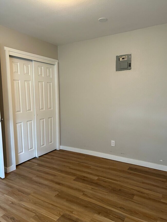 Building Photo - Top Floor - Fully Remodeled 1 BD/ 1 BA!!