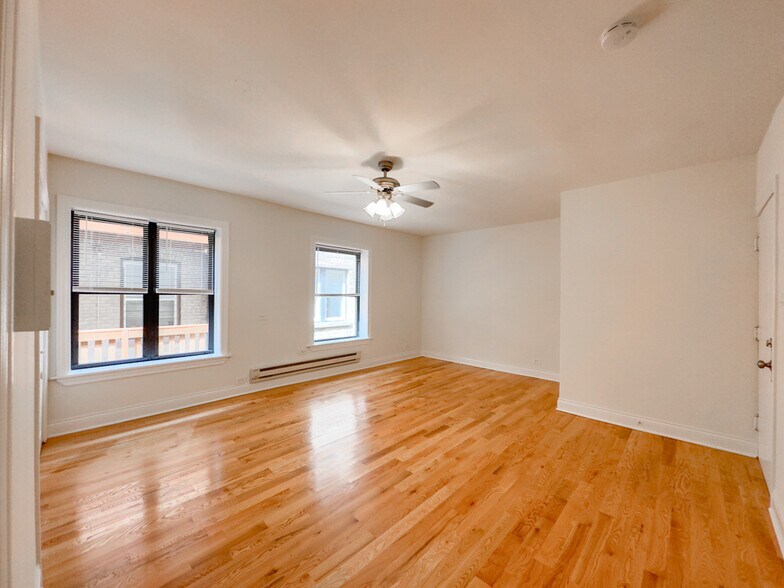 Building Photo - 826 W Cornelia Ave