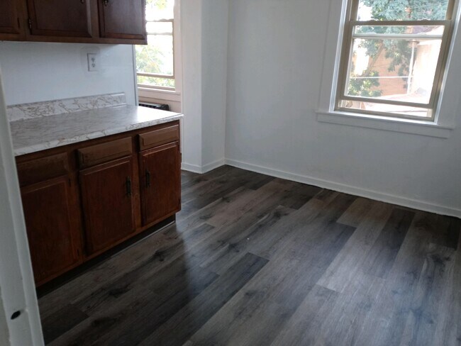 Building Photo - 1308 Louise St