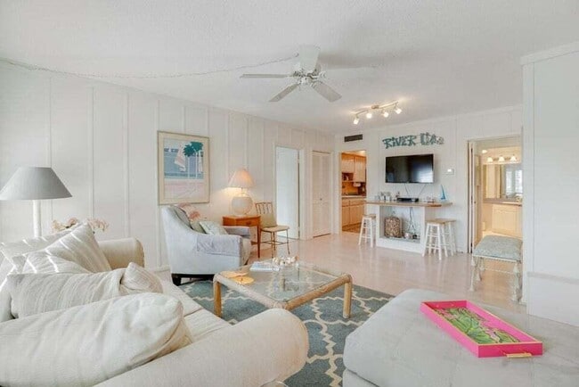 Building Photo - 475 Tequesta Dr