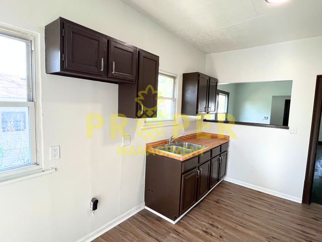 Building Photo - 2 bedrooms 1 bathroom