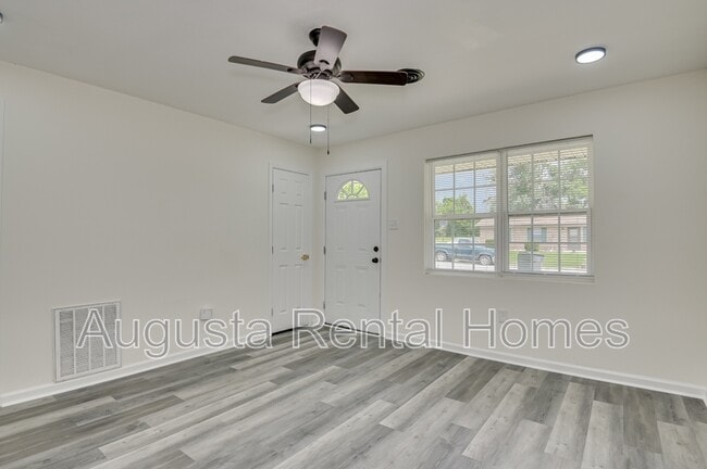 Building Photo - 3623 Columbine Dr