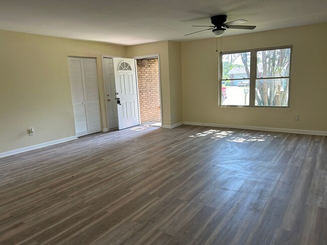 Building Photo - 4 Bedroom 2 bathroom  and 2 car garage hom...