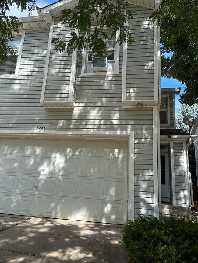 Building Photo - 3 Bedroom, 2.5 Bath Townhome with 2 Car At...