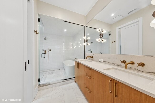 Building Photo - 1844 N Maud Ave