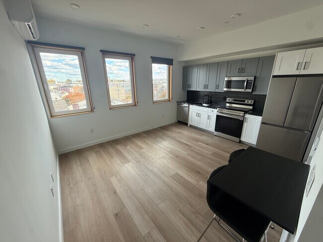 Primary Photo - 1308-10 N. Front