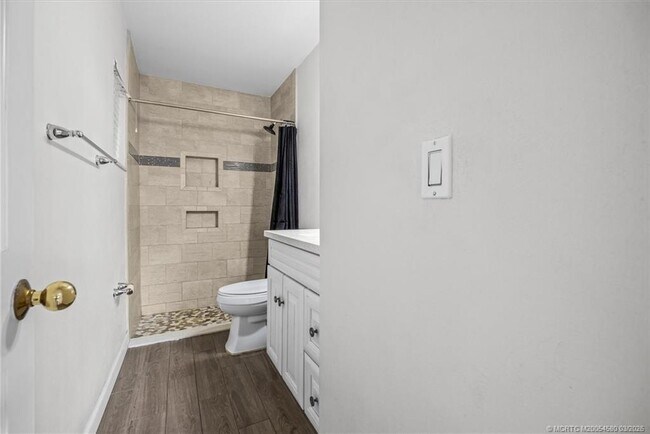 Building Photo - 1250 SE Petunia Ave