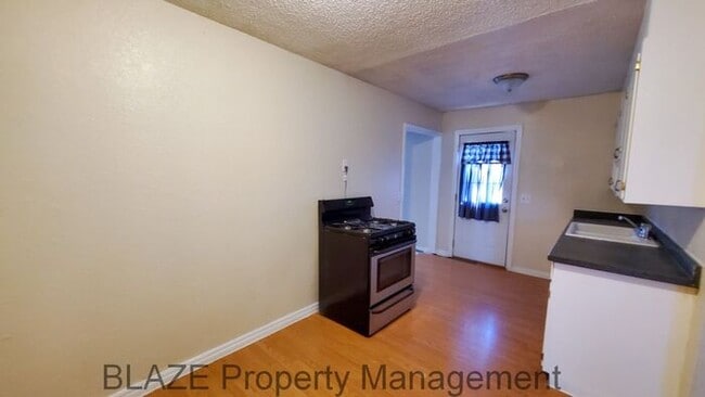 Building Photo - 2 Bedroom in Lawndale