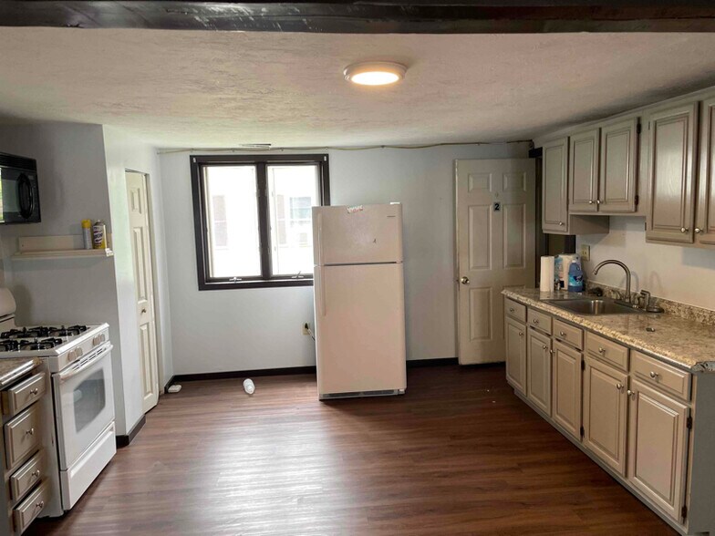 Building Photo - 69 Gage St