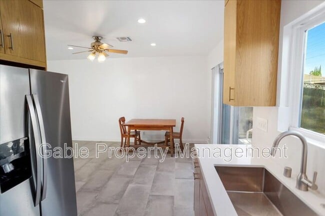 Building Photo - 9428 1/2 Crebs Ave