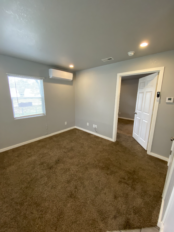 Building Photo - "Charming 1-Bedroom Rental in Wichita's De...