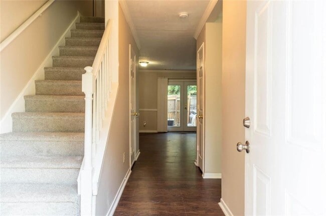 Building Photo - 721 Redland Dr