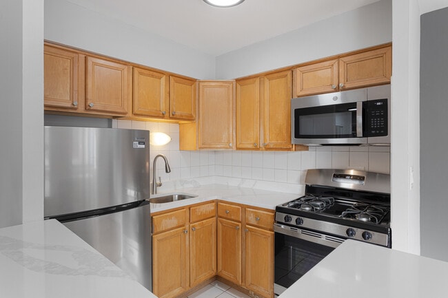 Building Photo - 6758 N Sheridan Rd