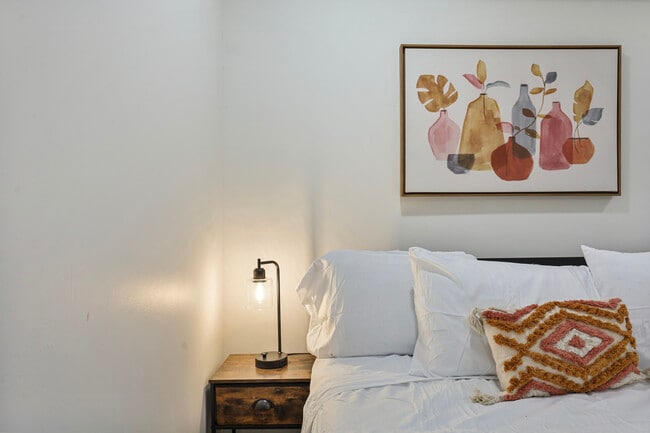 Building Photo - 366 N Hemlock Ave