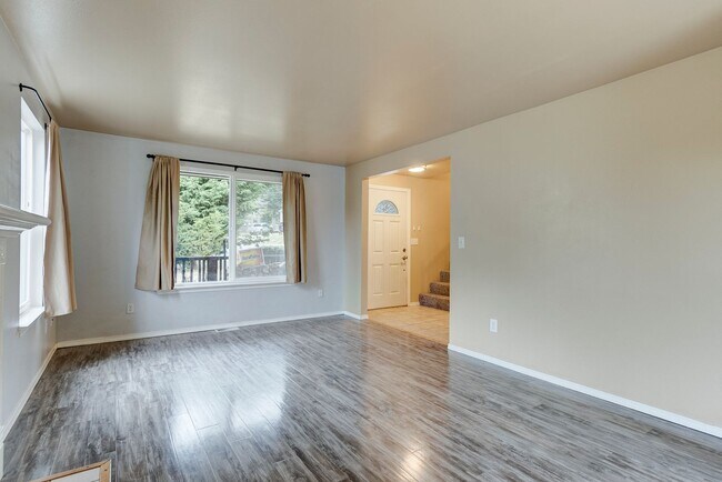 Building Photo - Charming Admirals Cove Home with Bonus Roo...