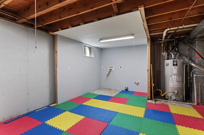 Building Photo - Southgelnn Townhome - 3 Bedrooms - 3 Bathr...
