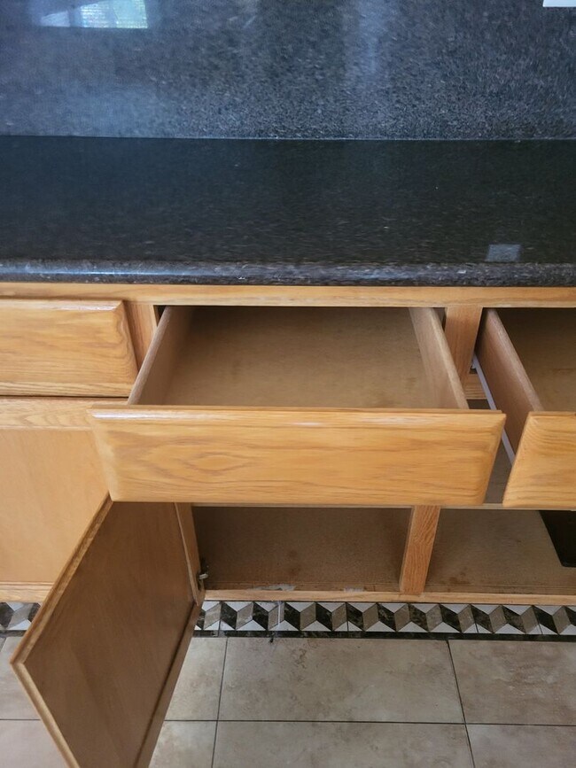 Building Photo - 5049 Pine Lake Ct