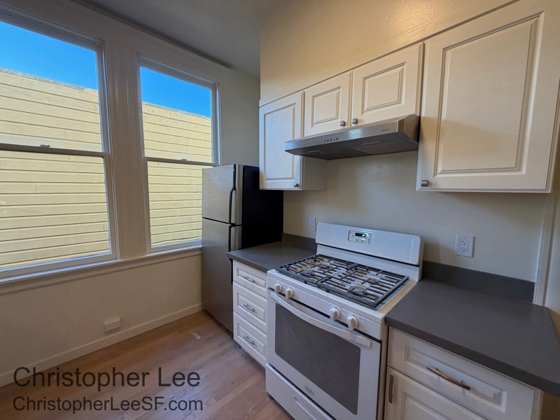 Building Photo - 2211 Pine St